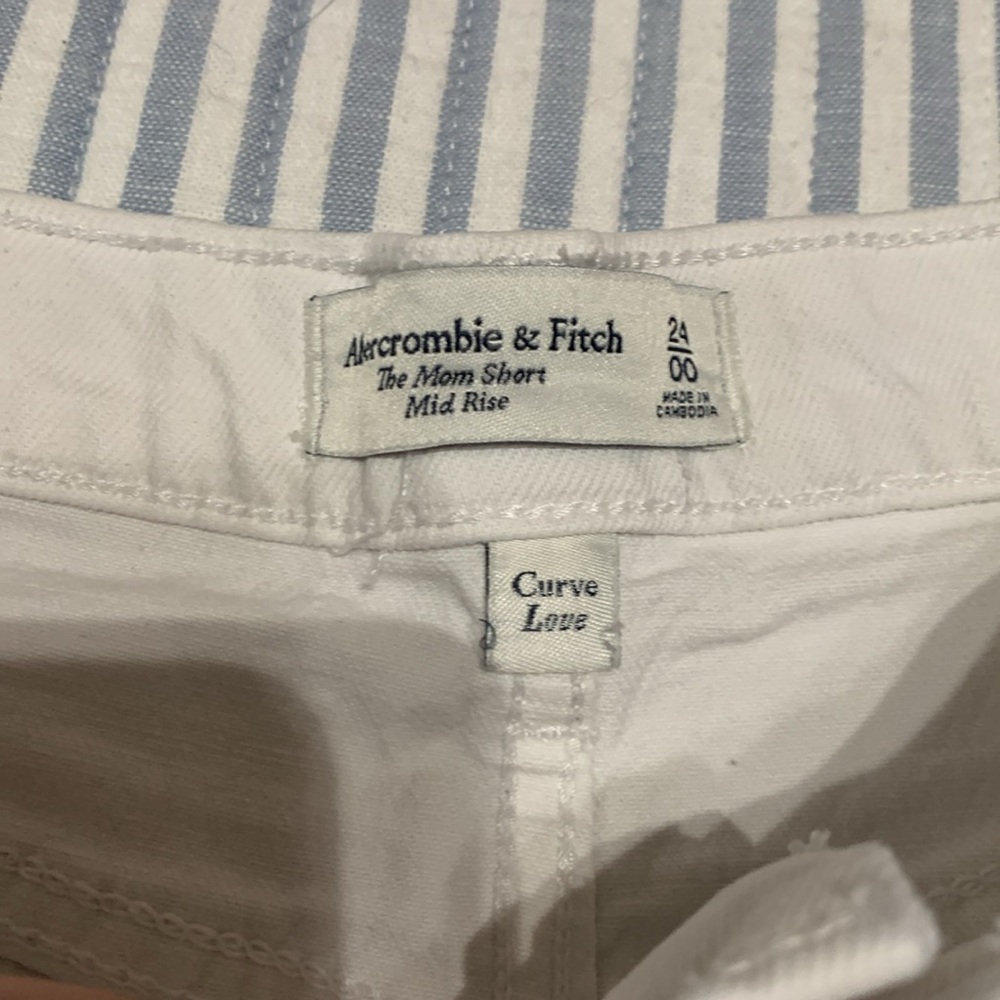 Abercrombie the mom short -Mid rise & curve love - Picture 5 of 6